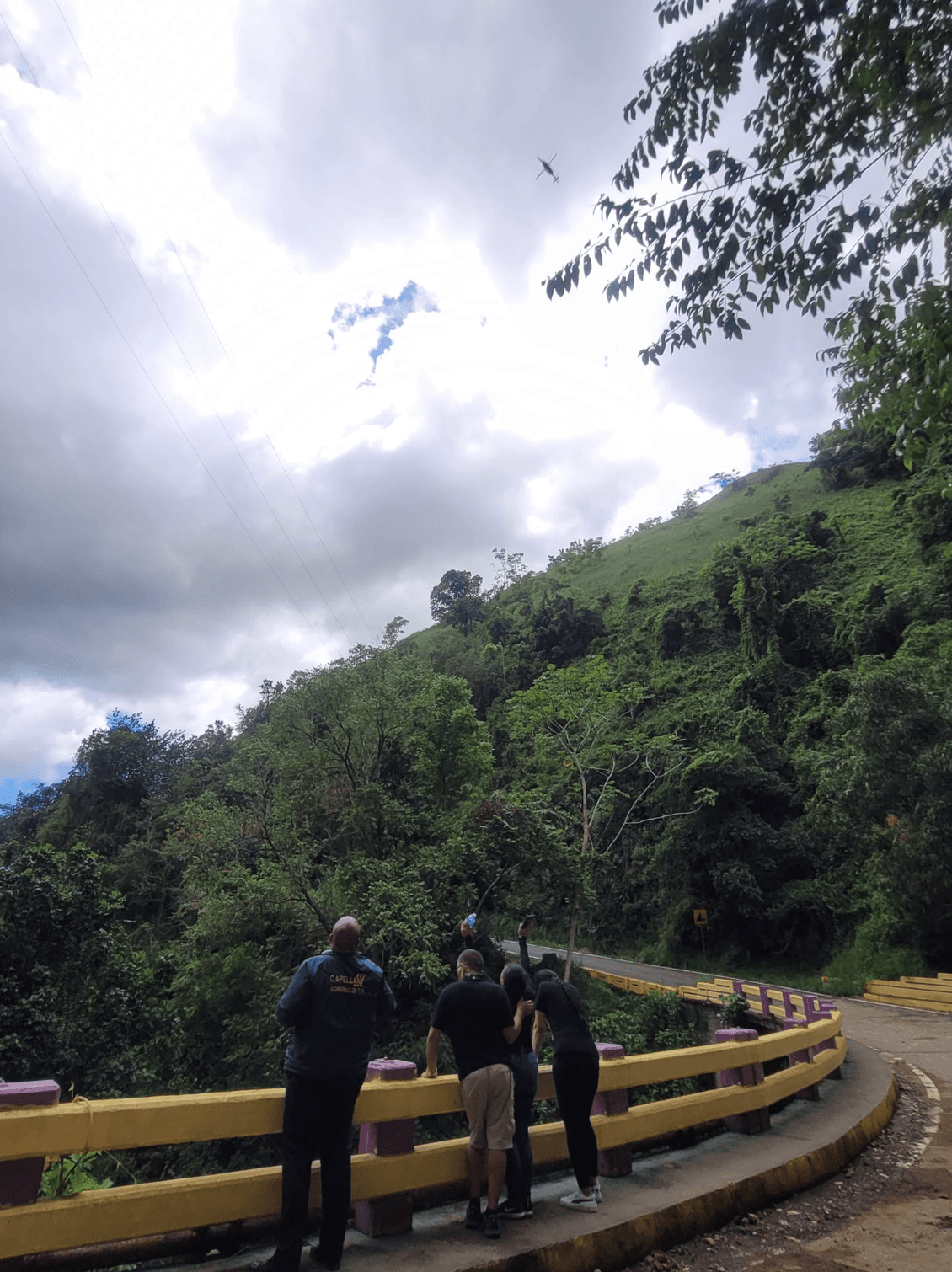 El sábado, para ir conociendo la Isla, visitaron el charco La Soplaera, en Peñuelas, cuando el golpe de agua los sorprendió. Albright logró agarrarse con fuerza de una rama y junto a otros cuatro varones fue rescatado.