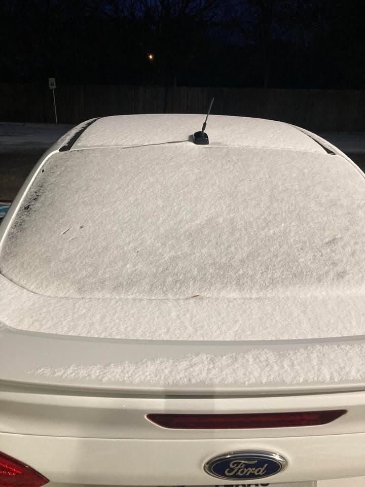 La tormenta invernal trajo una densa capa de nieve que cubrió la ciudad y varias zonas del centro de Texas.
<br>
<br>Usuarios de Univision enviaron las imágenes de cómo vivieron la primer nevada del 2025.