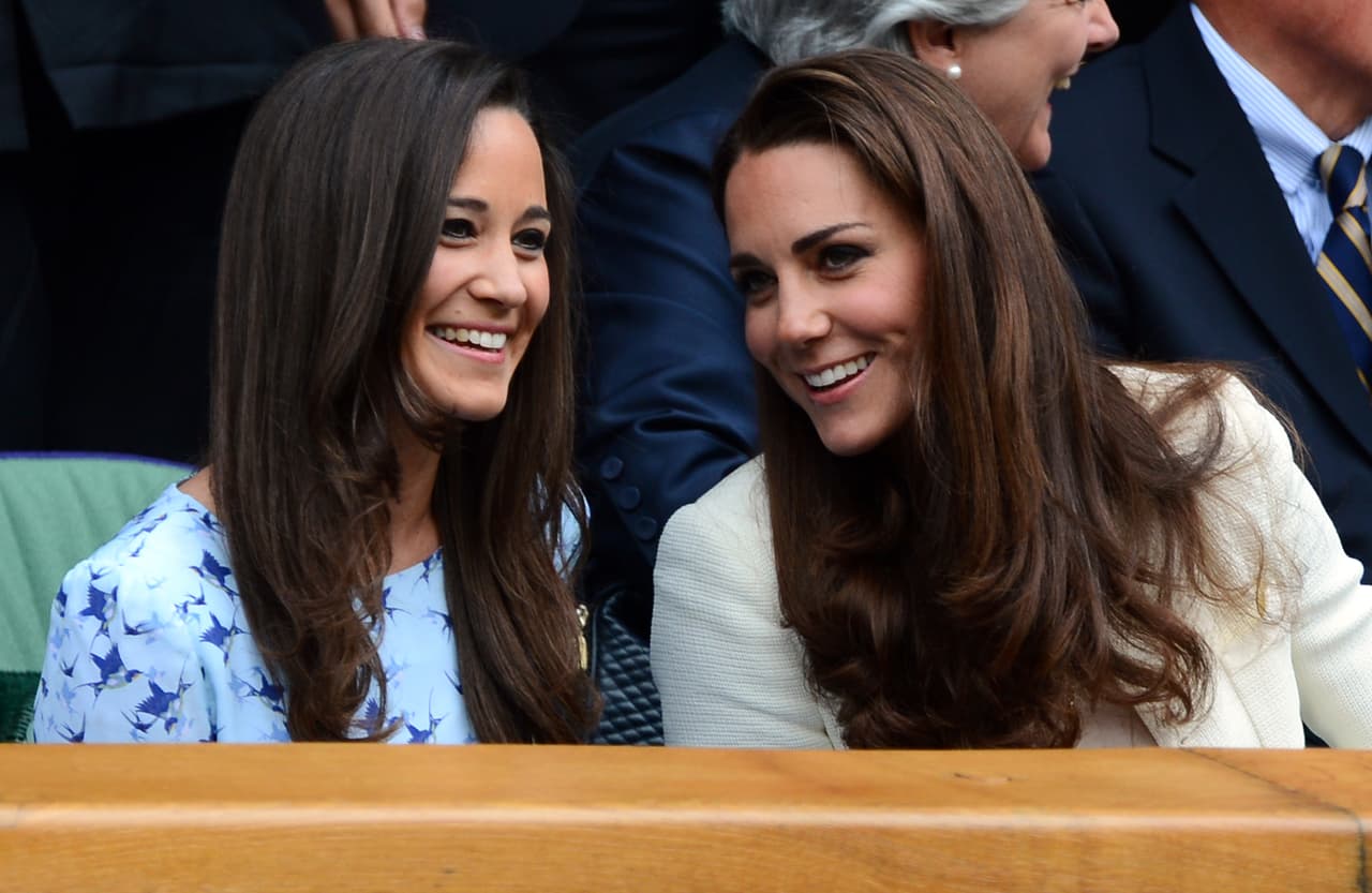 La tía materna del príncipe Louis, Pippa Middleton, también causará sensación por el atuendo que lleve al bautizo, puesto que ahora se encuentra embarazada de su primer hijo, el cual podría nacer en octubre de este año, de acuerdo con la revista
<b><a href="https://us.hola.com/actualidad/2018042312139/pippa-middleton-embarazada/" target="_blank">Hola</a></b>.