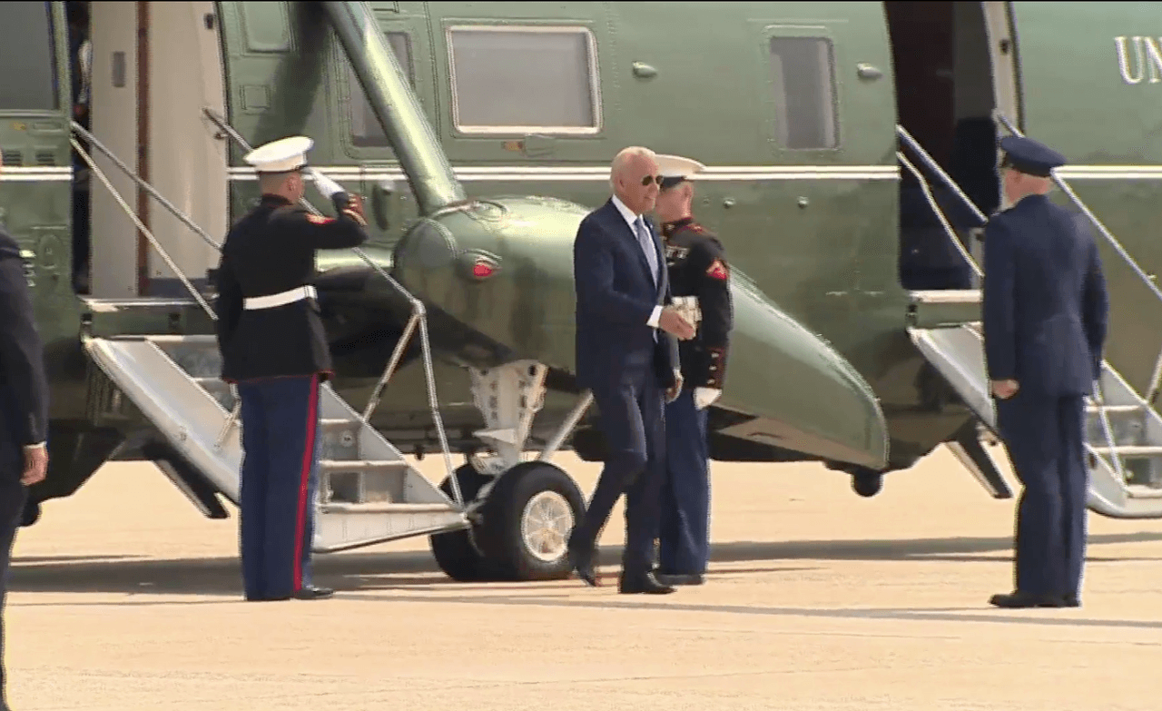 Pasado el mediodía de este miércoles 7 de julio, el helicóptero que transportaba al presidente Joe Biden y su comitiva llegó al Colegio Comunitario del Condado McHenry. Minutos después comenzó el mensaje de Biden a la nación.