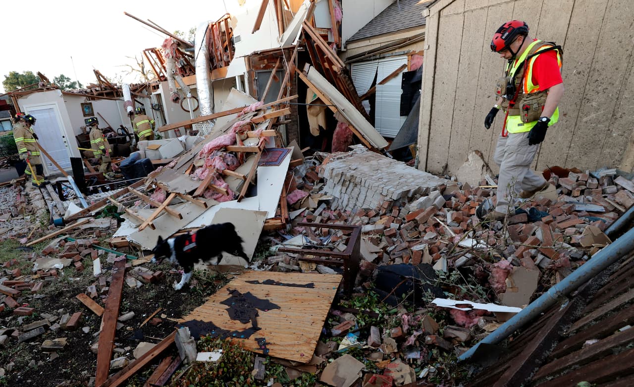 Las autoridades evalúan este lunes los daños causados por el tornado, que afectó las localidades de Garland, Richardson, Rockwall y Sachse. El fenómeno también demolió edificios, casas y negocios. En esta imagen, un equipo de rescate revisa una casa en la comunidad de Richardson este lunes.