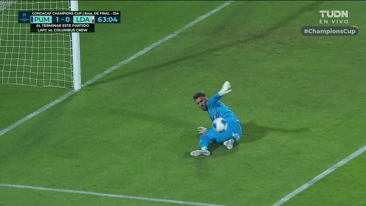 ¡TIRO ATAJADO! disparo por Guillermo Martínez.