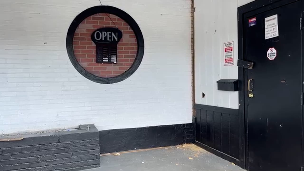 Otra información que se conoció en la rueda de prensa es que los oficiales están revisando las cámaras de vigilancia para encontrar a los posibles 
<b>sospechosos</b> y determinar el motivo del tiroteo que dejó tres víctimas.