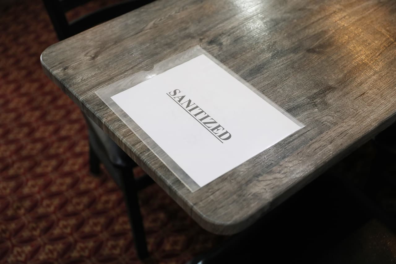 Los locales de comida deben usar productos de limpieza para desinfectar las mesas, después de cada uso.