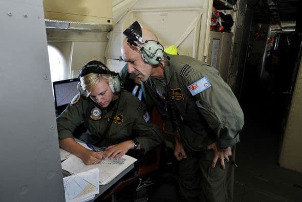Las autoridades australianas indicaron que la búsqueda con radares del avión malasio desaparecido el pasado 8 de marzo con 239 personas a bordo ha sido infructuosa y replantearon una "estrategia visual" para localizar los posibles restos del aparato en el océano Índico. Dos aeronaves con "observadores entrenados" asomados a las ventanillas rastrean una zona de la extensión de la península Ibérica al suroeste de Australia, mientras otras dos se encuentran en camino para peinar la región donde ayer fueron detectados en unas imágenes de satélite dos objetos que podrían pertenecer a la aeronave. Un avión P3 Orion de las Fuerzas Aéreas australianas regresó este viernes a su base después de sobrevolar sin resultados positivos el lugar, señaló Young. Tony Abbott, declaró que harán "todo lo posible" para encontrar y confirmar si los restos pertenecen al vuelo MH370. "Ahora mismo podrían ser unos contenedores que han caído de un barco, nosotros no sabemos", advirtió Abbott.