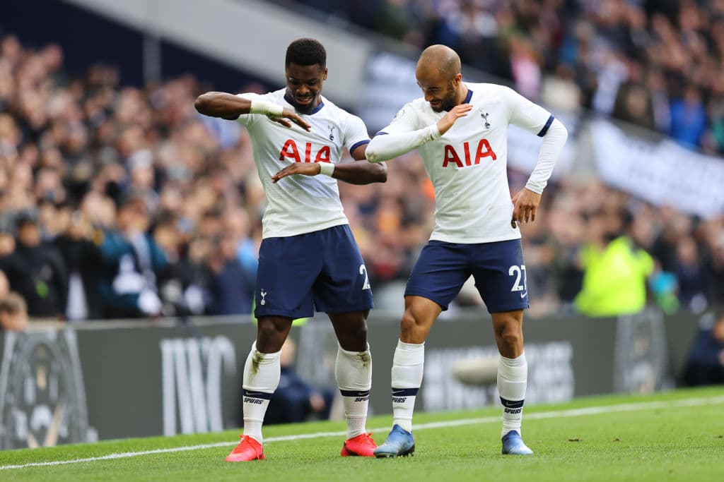 Serge Aurier celebra su gol junto con Lucas Moura.