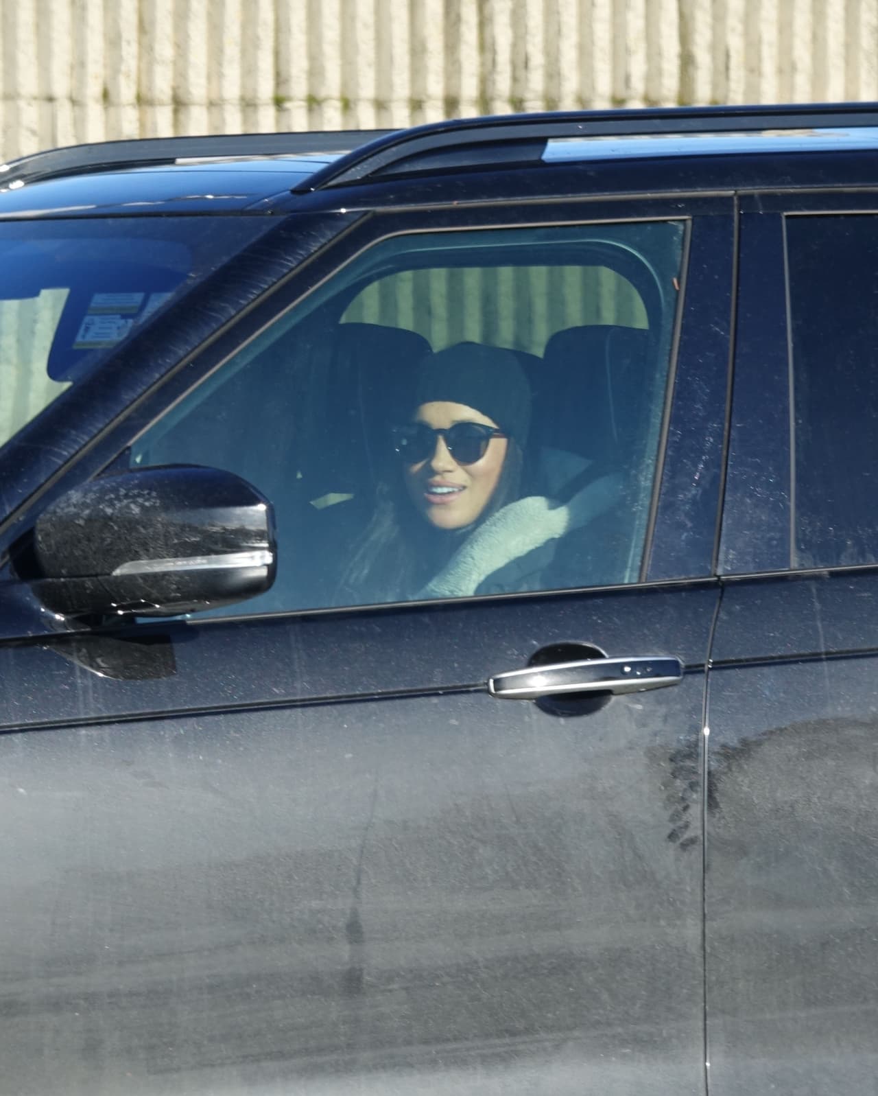 Meghan Markle lucía relajada, aún en medio de la tensión que se generó a partir de 
<b><a href="https://www.univision.com/famosos/es-oficial-el-principe-harry-y-meghan-markle-se-apartan-de-la-casa-real-britanica-fotos">la petición que junto a su marido le someti´ó a la reina Isabel II</a></b>.