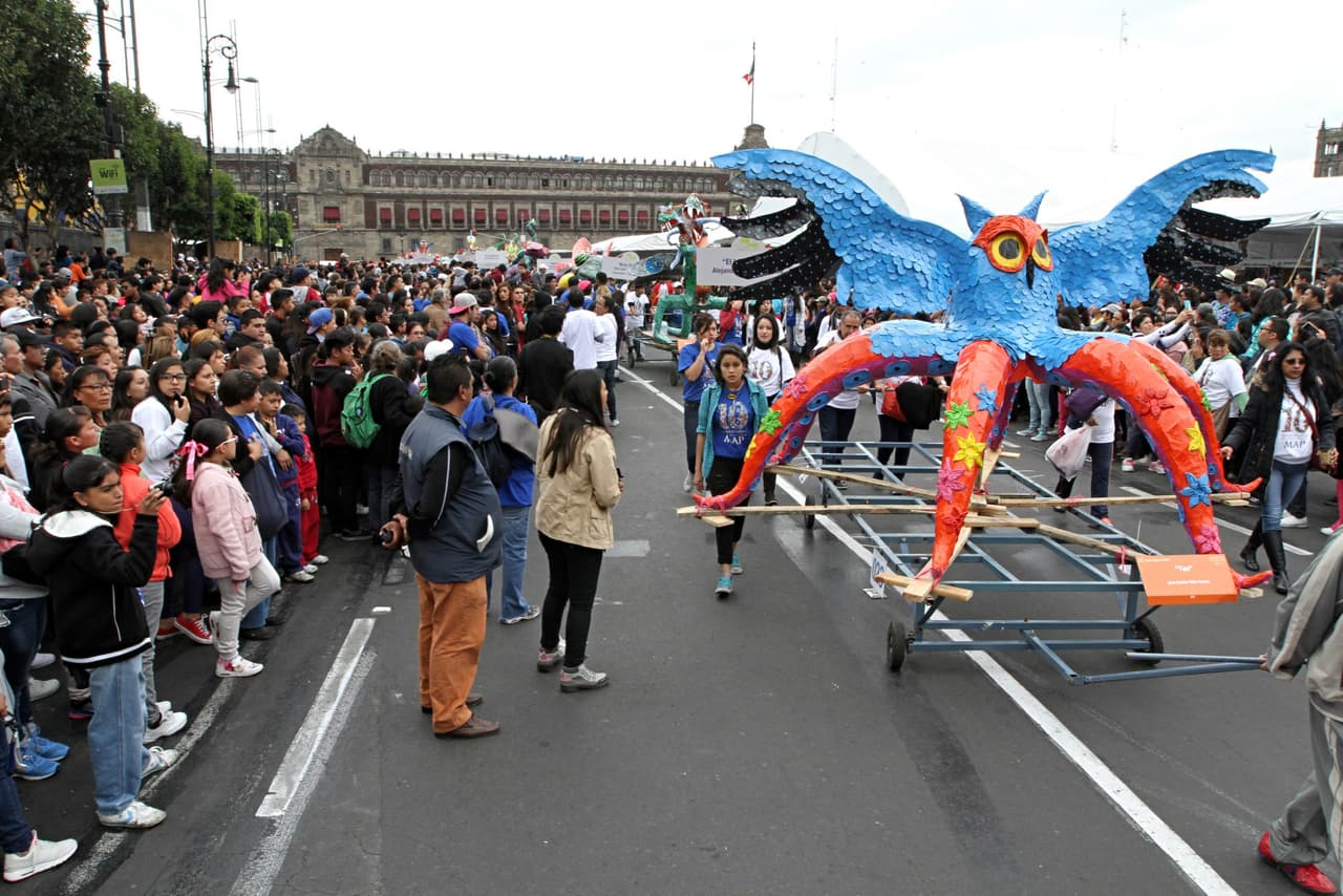 Los alebrijes son hechos de papel, cartón, pegamento, pintura y otros materiales, de acuerdo a la imaginación de su creador.