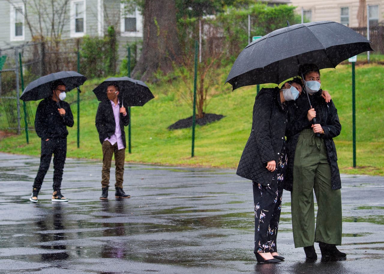 Los que asistieron a la ceremonia podían acercarse al féretro del pastor en sus autos, o hacer una fila donde estaban distanciados varios metros.