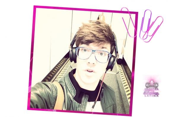 Roger comenzó a los 11 años de edad su carrera dentro de los medios. Durante una década Roger González fue estrella para Disney Channel. Roger es uno de los artistas juveniles más influyentes y queridos en toda América Latina. Actualmente es protagonista del musical “Hoy No Me Puedo Levantar”. Cuenta con más de 1 millón de seguidores en redes sociales. Roger llega a la novena temporada de Nuestra Belleza Latina para traerte todo lo que está pasando en redes sociales. ¡Conócelo!