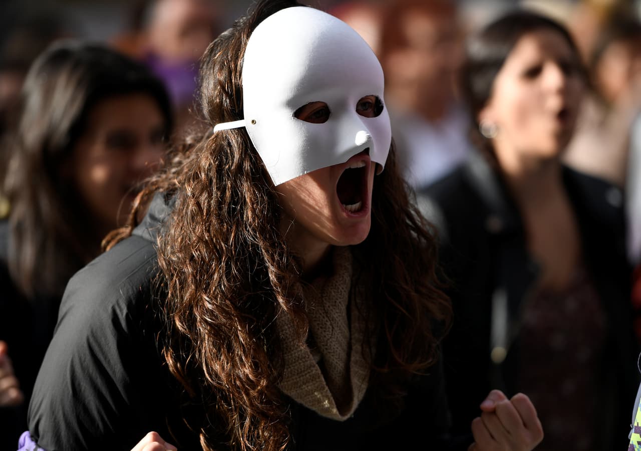 Mujeres levantan la voz contra la violencia machista con marchas en varias ciudades del mundo