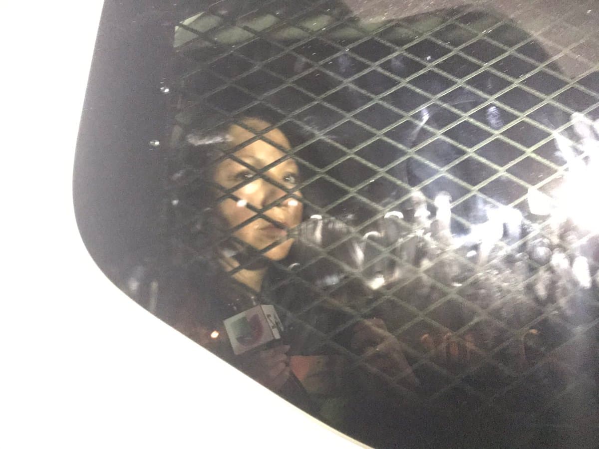 Guadalupe García dentro de la camioneta de las autoridades migratorias.