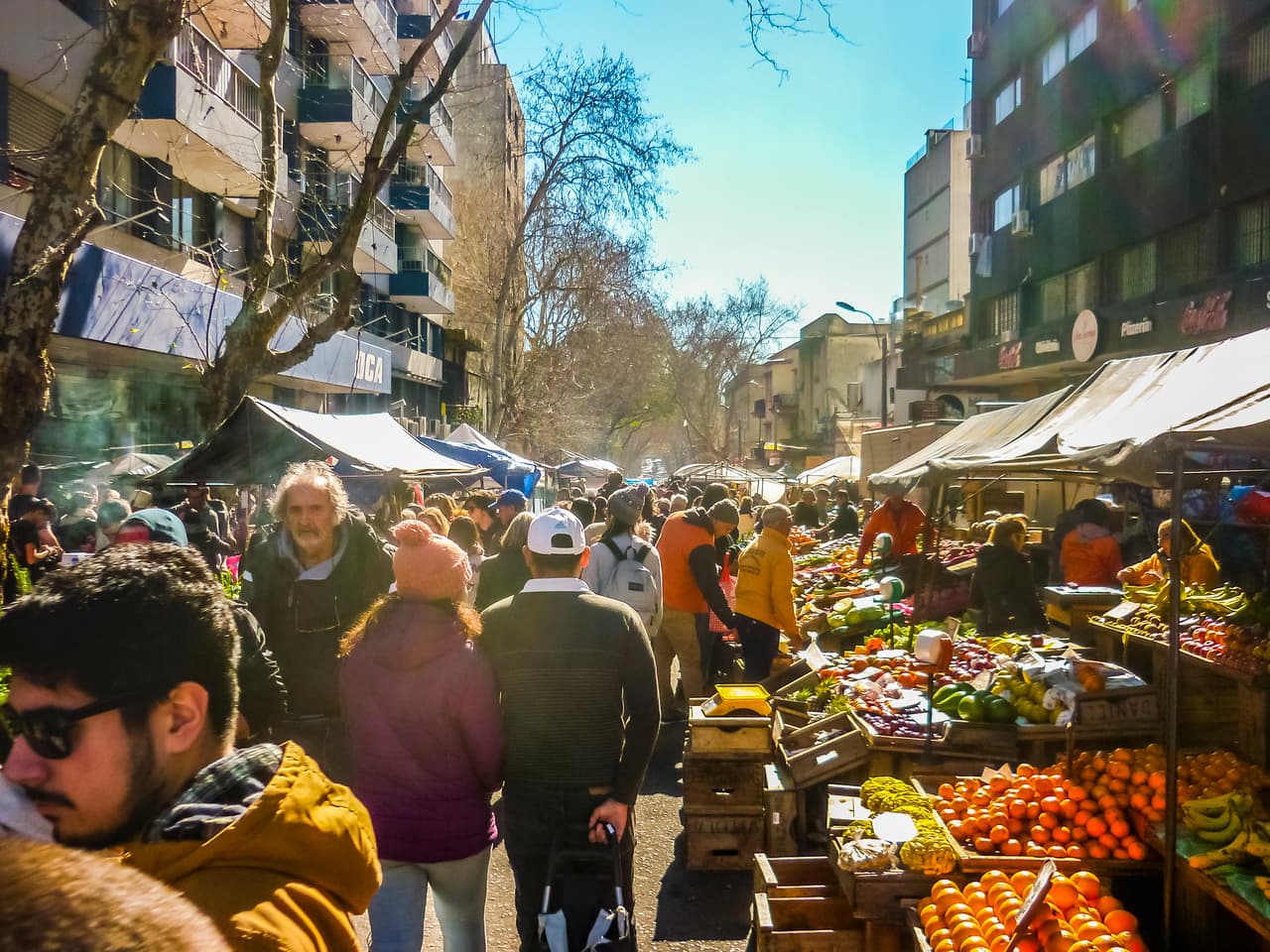 <b>Puesto 2: Uruguay:</b> El costo de la vida en este país sudamericano es 34.8% más bajo que en EEUU y tiene un clima agradable (63.8 grados fahrenheit promedio en 2016). También ha reportado pocos casos nuevos diarios de covid-19, en comparación con otros países de la región. Si es estadounidense puede viajar a Uruguay sin visa por 90 días o tramitar un permiso de residencia temporal o permanente.