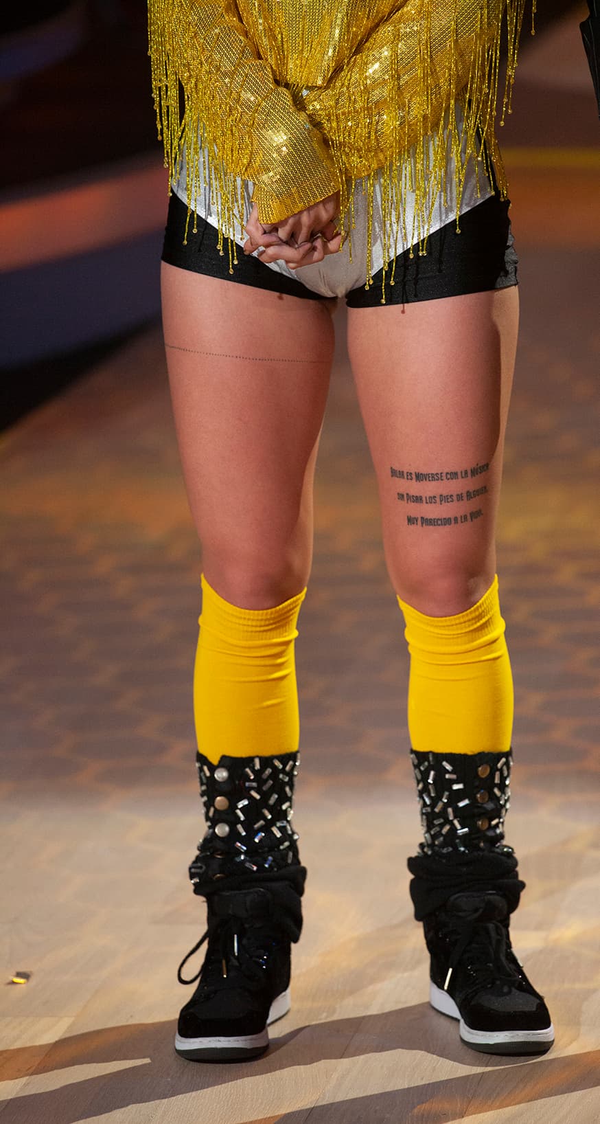 En su muslo izquierdo tiene tatuada la frase: "Bailar es moverse con la música sin pisar los pies de alguien, muy parecido a la vida".