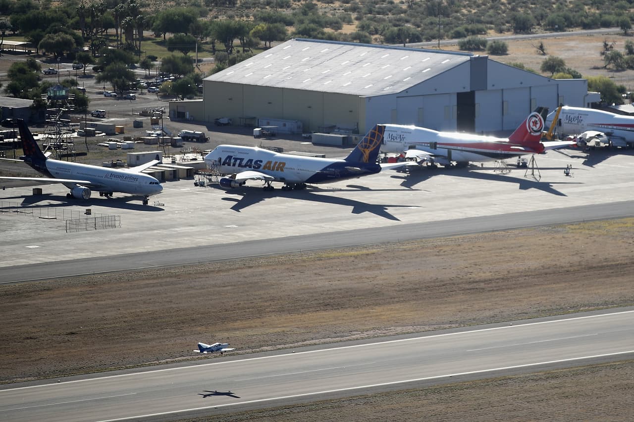 Algunas aeronaves les hacen mantenimiento en los angares del las instalaciones.