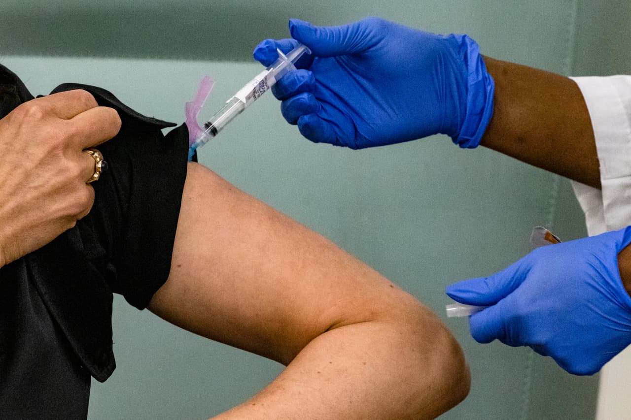 Este tiempo serviría para que si Biden y Harris presentan algún efecto secundario, como dolor de cabeza o fiebre, no lo experimentarían el mismo día.
<br>