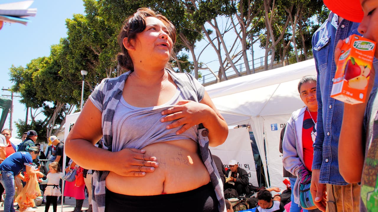 A los migrantes les anotan en alguna parte del cuerpo los teléfonos ya sea de abogados o de algún familiar o persona que esté dispuesta a ayudarlos una vez estén en territorio estadounidense.