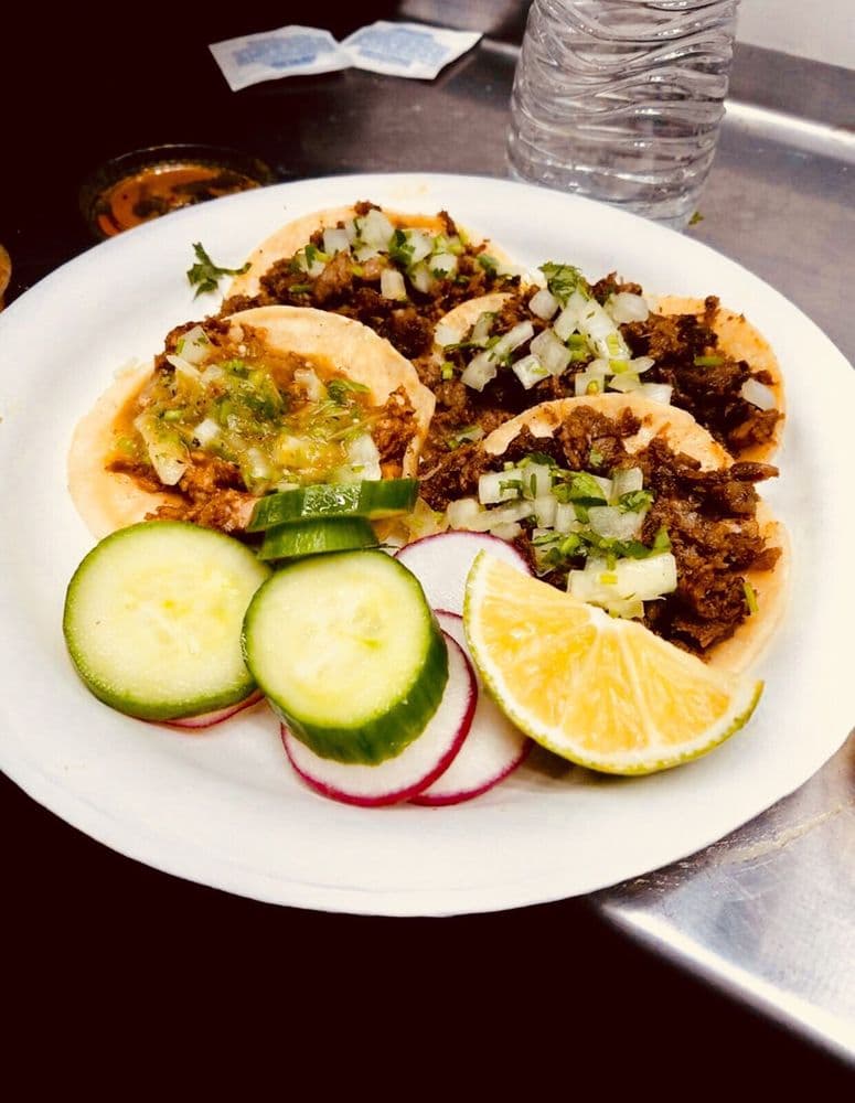 <b>El Chato Taco Truck</b> - El camión de comida se especializa en tacos, burritos y quesadilla. Su menú simple ayuda a la elección de sus clientes. Con respecto a la calidad, además de tener buenas calificaciones de sus clientes la revista especializada en estilo de vida, L.A. Weekly lo ha calificado como el ‘Taco Truck #1 de Los Angeles’.
<br>
<br>Lo localizas en el número 5300 al oeste del bulevar Olympic en Mid-Wilshire.