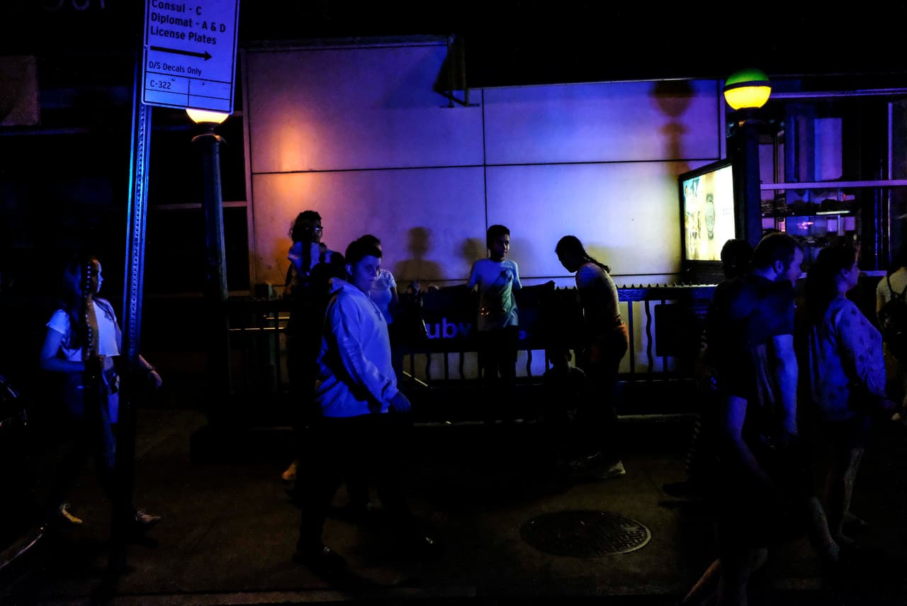 NUEVA YORK, NY - 13 DE JULIO: La intersección de las calles 43 y 8 durante el apagón. (Foto de Byron Smith/Getty Images)