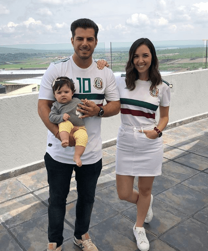 "¡Venga México! Sigue así", escribió Fátima Torre junto a esta postal donde aparece al lado de su esposo Héctor Salazar y su hija Isabella.