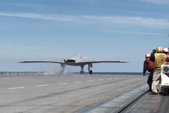 La organización de derechos humanos Human Rights Watch solicitó que se prohíba preventivamente el desarrollo y utilización de cualquier sistema que lleve armas y sea totalmente autónomo, es decir que funcione sin la intervención del hombre.