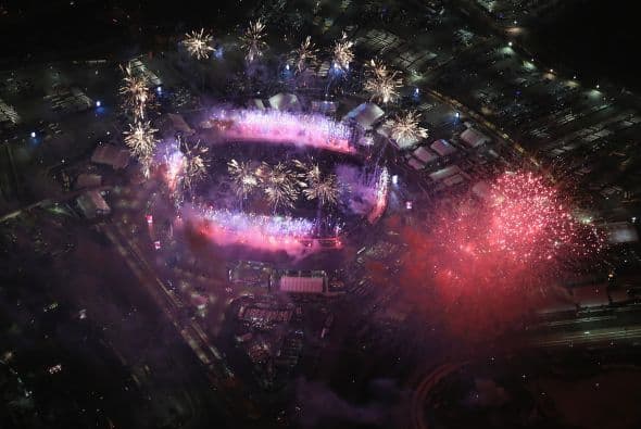 Un cuidado estilismo retro, una banda llena de energía y una particular mezcla de soul y rock sirvieron al cantante Bruno Mars para cautivar a la millonaria audiencia del Super Bowl durante el descanso de la gran cita anual del fútbol americano. Mars, de sólo 28 años y sobre quien planeaba la duda de si sería capaz de enfrentarse a un escenario de tal calibre, optó por un show directo y contundente. Tras una breve introducción a cargo de un coro de niños, un espectacular solo de batería sirvió para abrir el fuego y dar paso rápidamente al gran éxito "Locked Out of Heaven". Impecablemente vestido con una chaqueta dorada, despachó el tema junto a una banda con una amplia sección de viento que se lució en las coreografías. Sin más dilación, Mars descargó su segundo hit, "Treasure", y a continuación demostró su capacidad para fusionar el soul, el pop y el rock integrando en su espectáculo a los Red Hot Chili Peppers. La banda de Anthony Kiedis y Flea puso a saltar a todo el estadio Metlife con su clásico "Give it Away". Los rockeros californianos, a pecho descubierto como manda la tradición, solo necesitaron un par de minutos para demostrar que siguen en buena forma y ceder de nuevo el protagonismo a Mars.