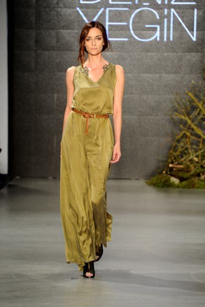 Si además, te gusta la ropa holgada entonces puedes usar un cinturón que enfatice tu figura y, ¡listo!