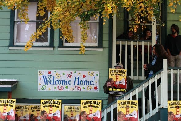 Pintaron la fachada y colocaron una manta que dice "Ocupemos todo - No Bancos No caseros".