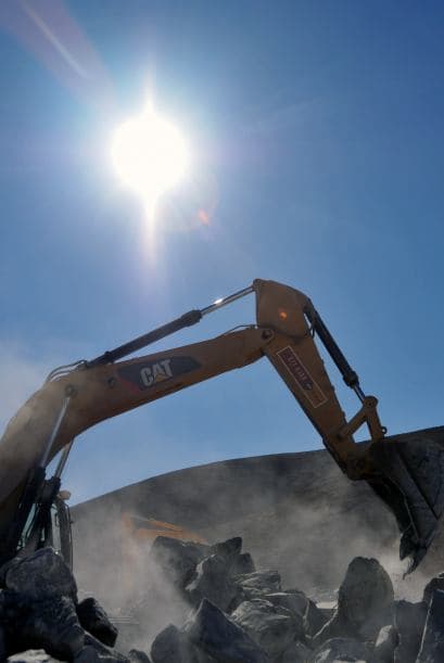 La sonda que debe cavar a una profundidad de 624 metros, alcanzó por la tarde el nivel 300, ensanchando un primer forado al diámetro suficiente para que los mineros sean izados dentro de una jaula especial.