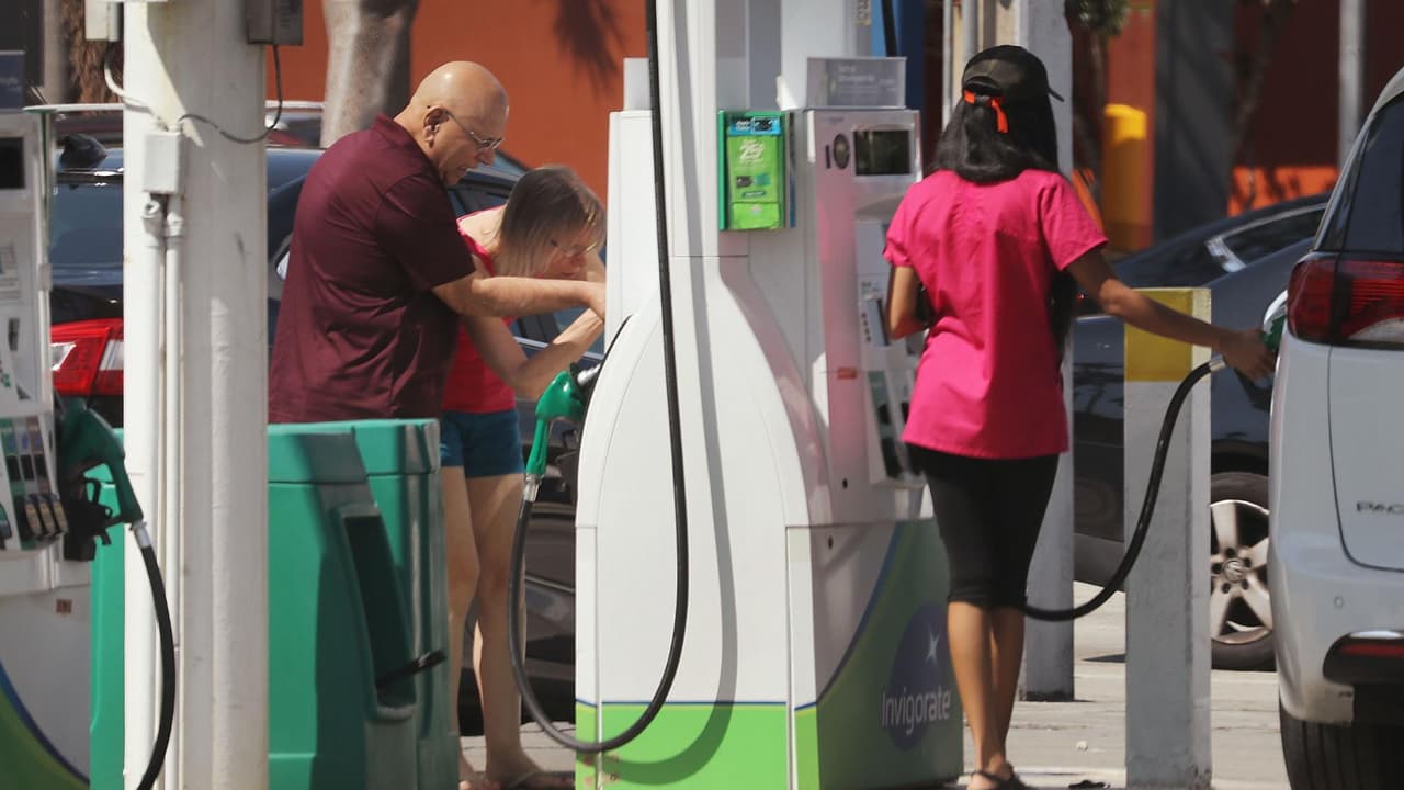 Precio de la gasolina sigue por las nubes: opciones para aliviar el bolsillo y no sacrificar tus vacaciones