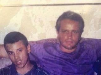 El cantante de ascendencia dominicana disfruta recordar tiempos pasados, por lo cual compartió una fotografía de su infancia en la que aparece al lado de su padre.