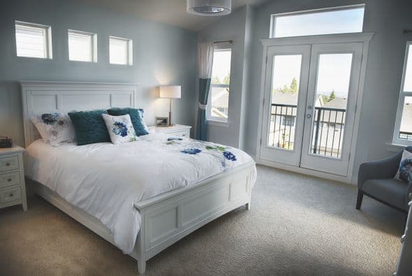 3. Bloquear la ventana con la cama. Esto se ve inapropiado tanto desde la calle, como desde el interior de la habitación.