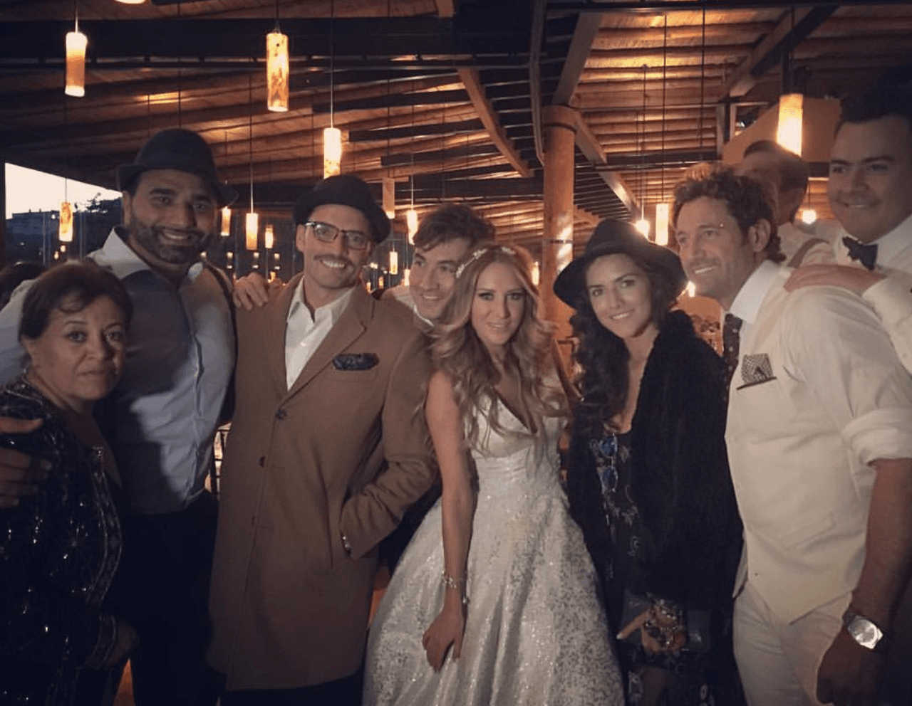 Entre los invitados a la boda de Gabriel y Geraldine estaba Julián Gil, quien siempre fue muy amigo de la pareja. Actualmente Julián y Geraldine comparten un proyecto dentro de Televisa, la telenovela 'El Despacho'.