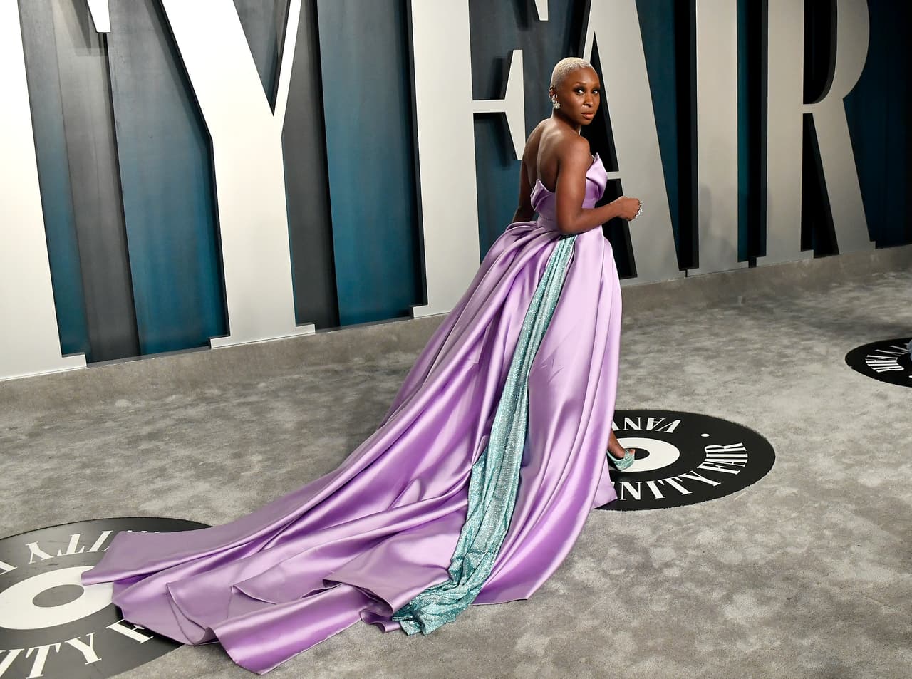 Cinthya Erivo eligió un vestido violeta claro de Versace, que destacó por su larga cola y los detalles en azul pastel.