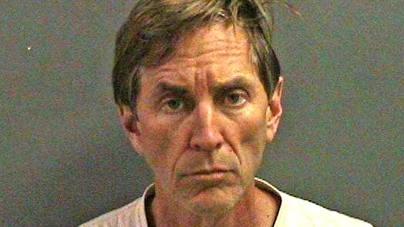 Lo declaran culpable de abuso sexual y se corta el cuello frente al jurado