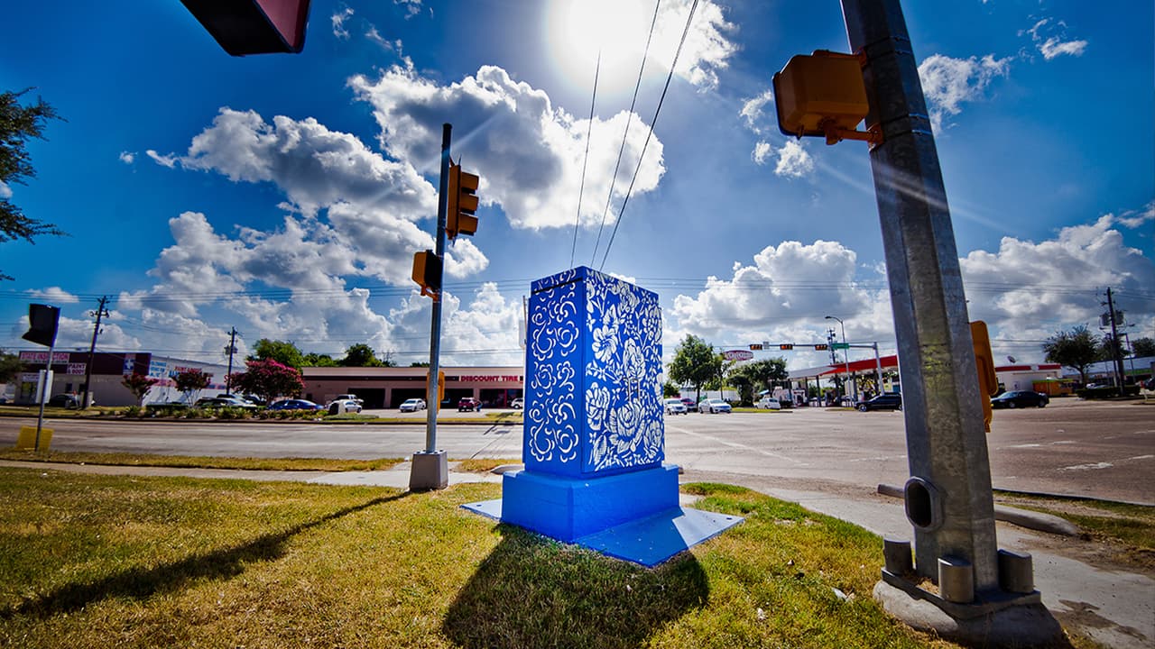 Título de obra: Flowers, blue & White, porcelain
<br>Artista: Jessica Guerra
<br>Ubicación: West Bellfort y South Gessner