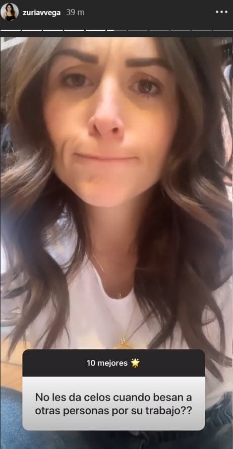 Otro de los cuestionamientos que Zuria contestó a sus seguidores fue acerca de su relación como pareja y su 
<b>faceta como actores</b>.