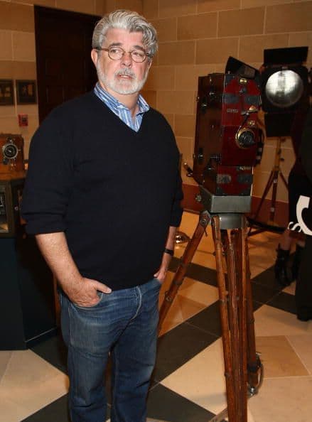 George Lucas, el cineasta creador de la saga de ciencia ficción “La Guerra de Las Galaxias” donará $4 mil millones que los estudios Disney le pagarán por la compra de sus estudios, Lucasfilm, a una fundación educativa, reportó la revista del mundo del cine Hollywood Reporter.