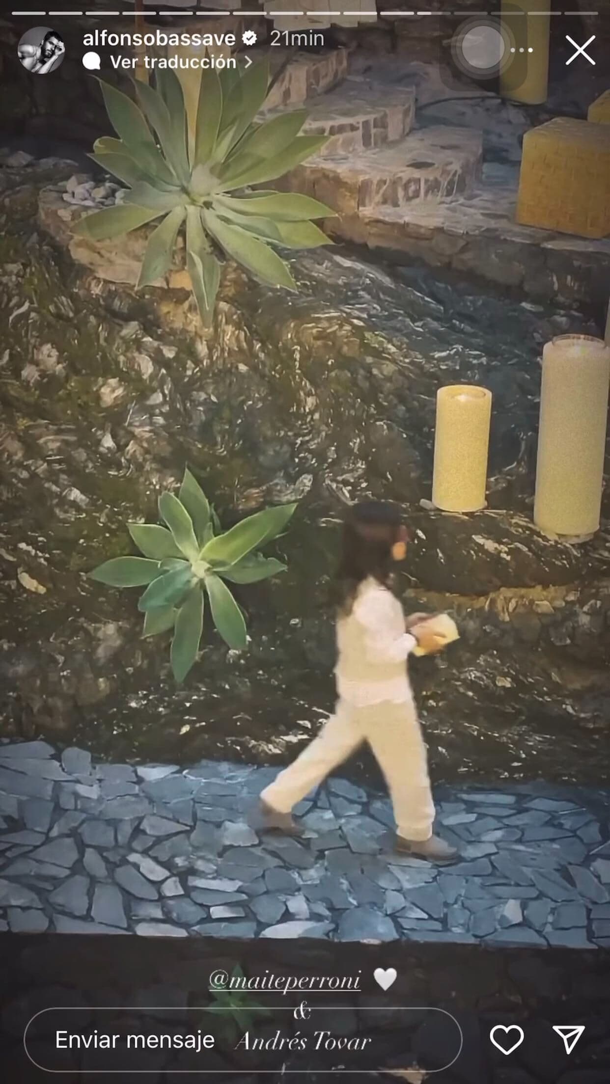 Algunos invitados compartieron imágenes de la ceremonia en donde se pudieron ver detalles como a los niños que acompañaron a la pareja en la marcha nupcial.
<br>