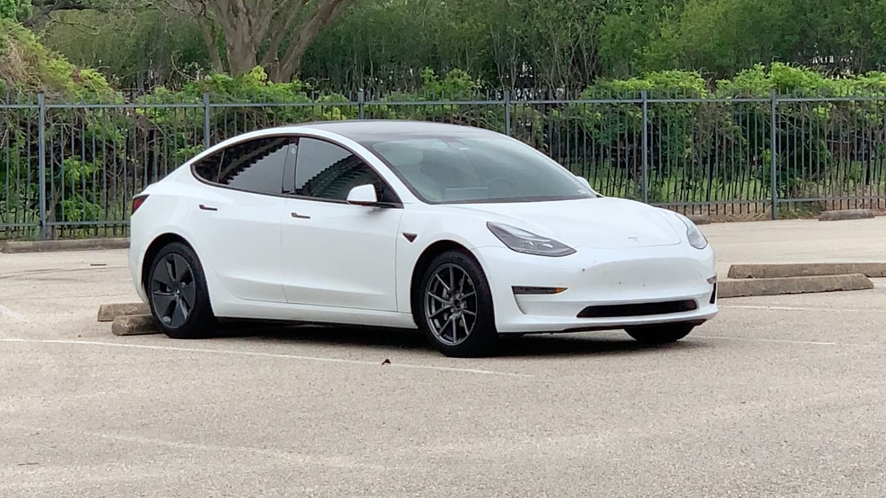 <b>El término “As is” que significa "Tal como está"</b> se utiliza en los contratos de venta en los que el comprador acepta comprar un producto en su estado actual, sin oportunidad de reclamar un defecto en el producto después de la compra y no hay reembolso de tu dinero.