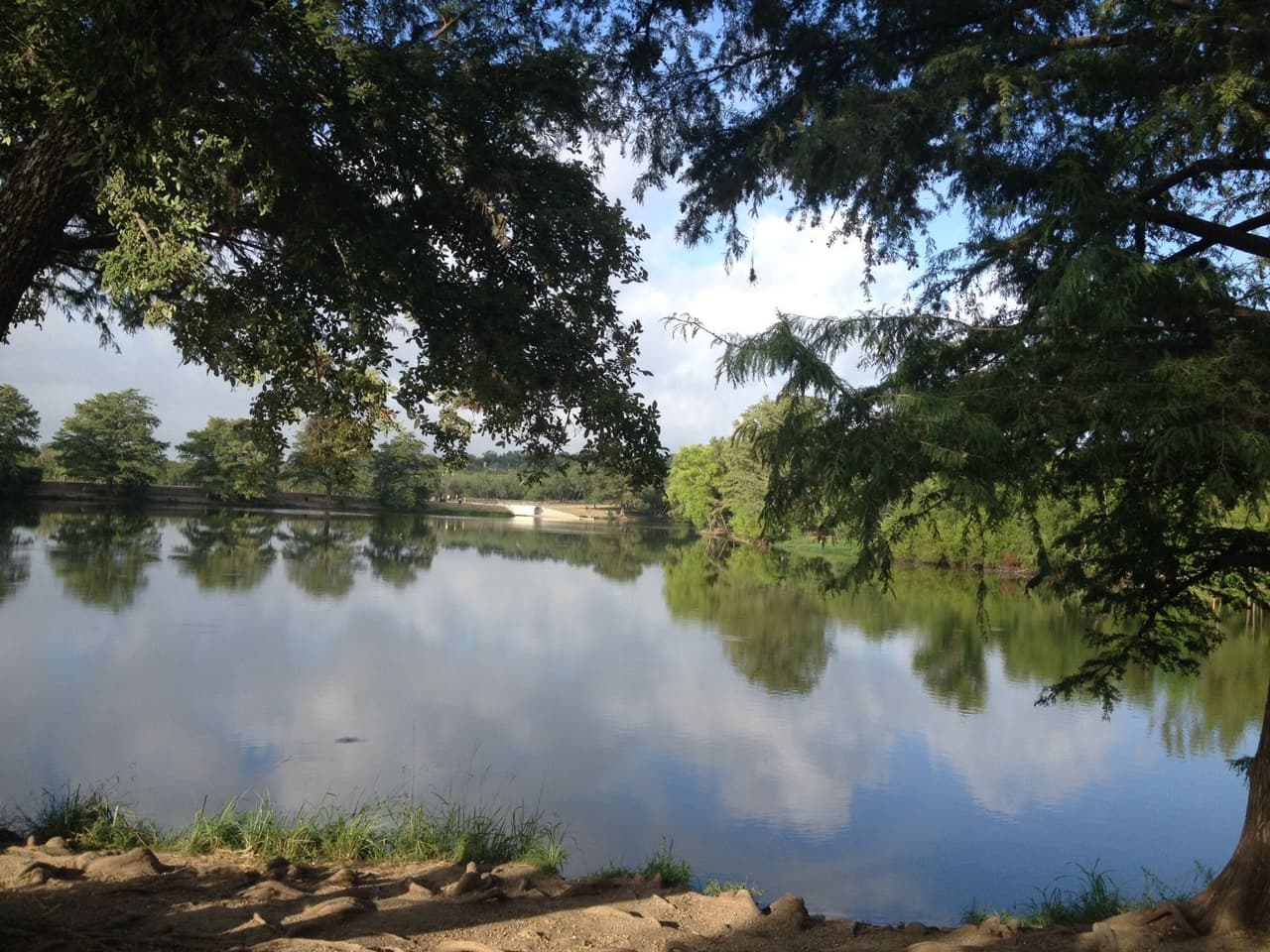 <h3 class="cms-H3-H3">Southside Lions Park</h3>
<br>
<br>📍 3100 Hiawatha
<br>📍 3900 Pecan Valley
<br>
<br>El parque ofrece la renta de su pabellón y el uso de su gimnasio y cuarto de juegos. 
<br>
<br>Además tiene internet gratis, por lo que podrías llevar tu computadora y trabajar al aire libre. 
<br>
<br>Cuenta con canchas, caminos para bicicleta y caminar, piscinas y varias fuentes de agua.