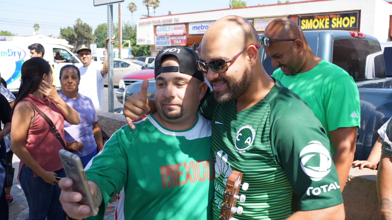 La Hondureña confía en que su selección le gane a México y en un próximo partido, y no tiene problema con seguir pagando apuestas hasta lograr que El Feo y El Pelón sean los que paguen el siguiente reto.