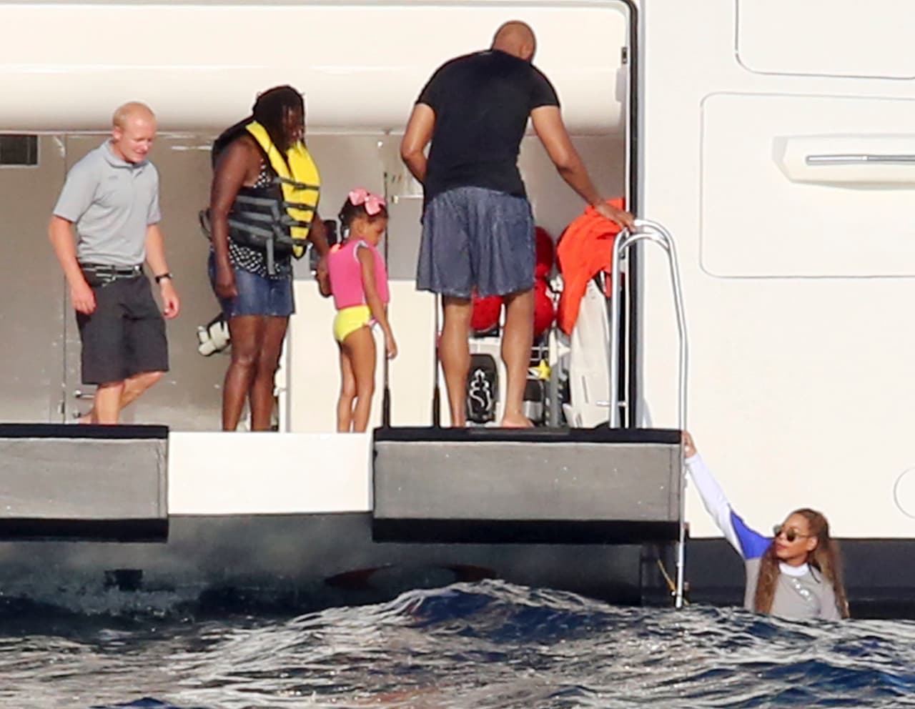 Blue Ivy se fue y mami Beyoncé quedó solita en el mar.