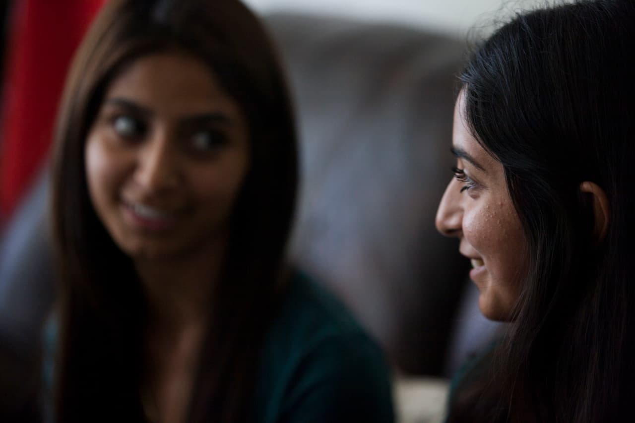 Las hermanas gemelas Jocelyn y Jhovana Ruelas viven con sus padres y sus otros tres hermanos, son siete en total. Su hogar está muy cerca de donde las grúas y camiones mueven de un lado a otro los contenedores de los buques como si fueran piezas de un gigantesco lego.