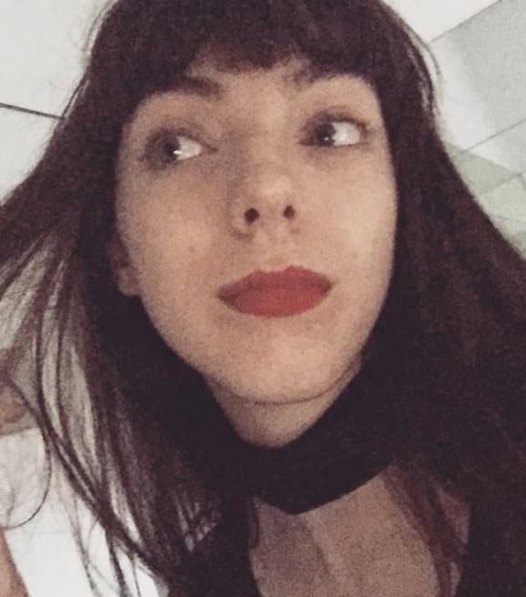 Le fascina pintar sus labios de rojo y ama las selfies. Lisa es una chica que ha visto en su padre un modelo a seguir.