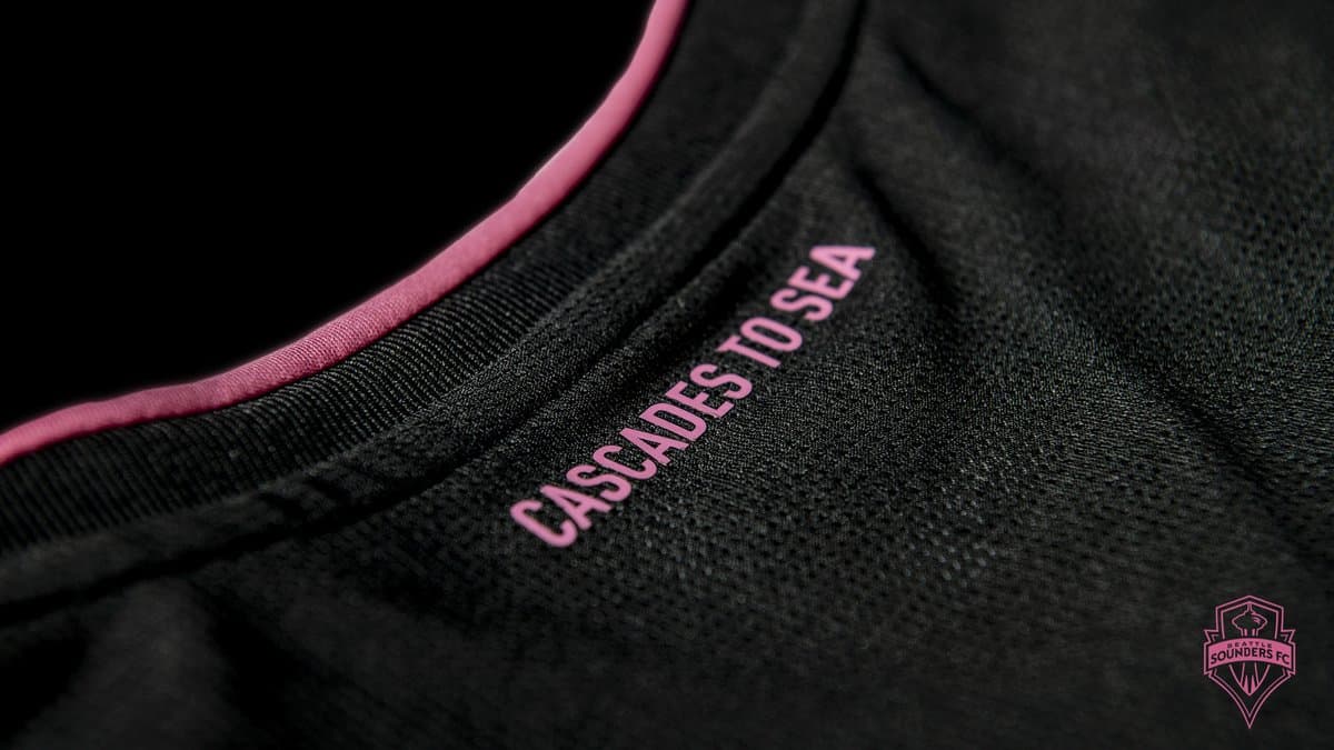 "De las Cascadas al Mar", la frase destacada en la parte posterior del cuello. (Seattle Sounders FC)