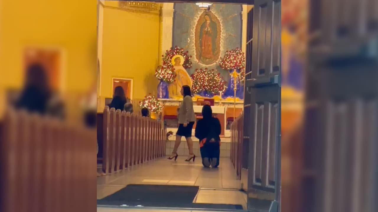 Muchos feligreses acuden a la iglesia de rodillas para pagar por las promesas y milagros concedidos por la Virgen Morena.