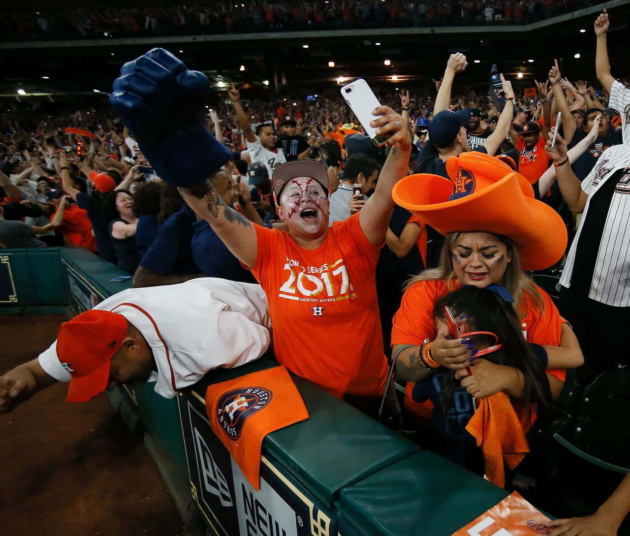 La alegría y emoción se tomó a los todos los hinchas de Houston Astros campeón de la Serie Mundial, entre los más jóvenes y algunas bellas mujeres, en una celebración gigante.