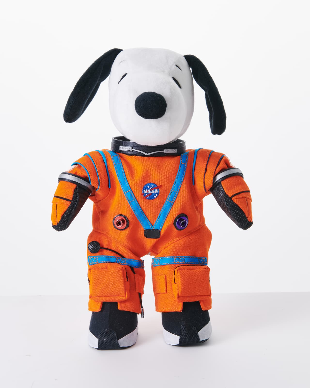 Días atrás se recuperó el muñeco de Snoopy que viajó más de 1.4 millones de millas. La misión Artemis I fue la primera de tres que tienen como objetivo llevar astronautas estadounidenses de regreso a la Luna en 2025.
<br>