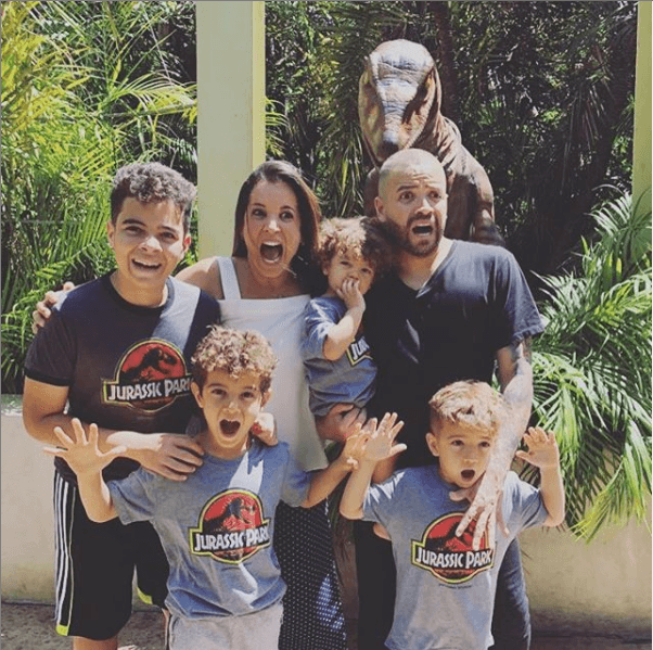 "
<b><a href="https://www.univision.com/famosos/el-tierno-regalo-de-los-ocurrentes-hijos-de-nacho-por-su-cumpleanos-video" target="_blank">Seguimos juntos como familia</a></b>, aunque no sigamos juntos como pareja. Nosotros somos una familia porque nos amamos, nos respetamos", dijo el cantante de 36 años en el video.